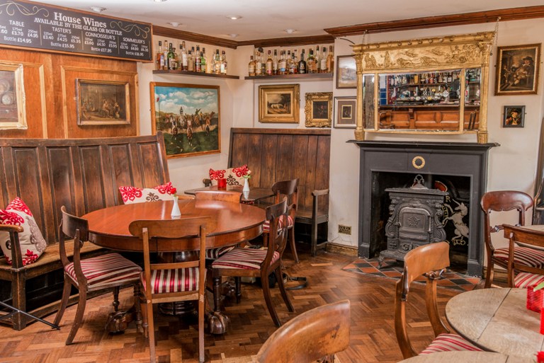 //www.greyhoundinn.co.uk/wp-content/uploads/2017/05/Lounge-bar-1.jpg
