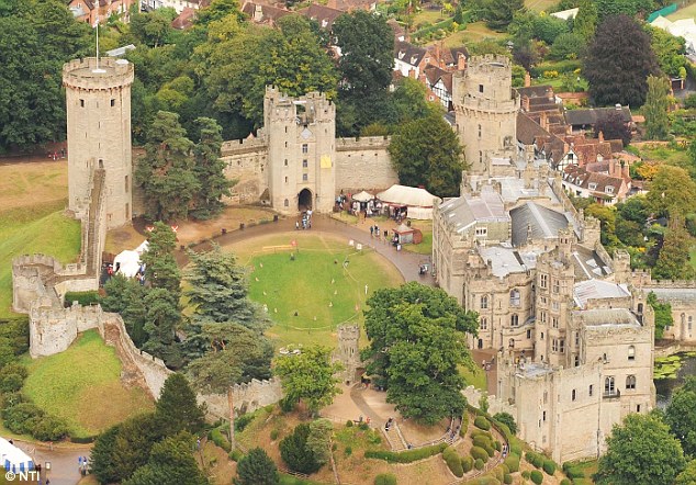 //www.greyhoundinn.co.uk/wp-content/uploads/2017/05/Warwick-castle.jpg